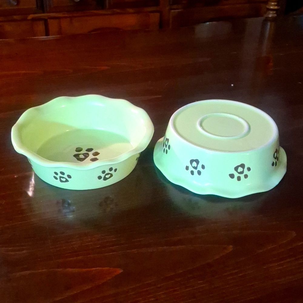 2 Dog Food dishes - Picture 4 of 8